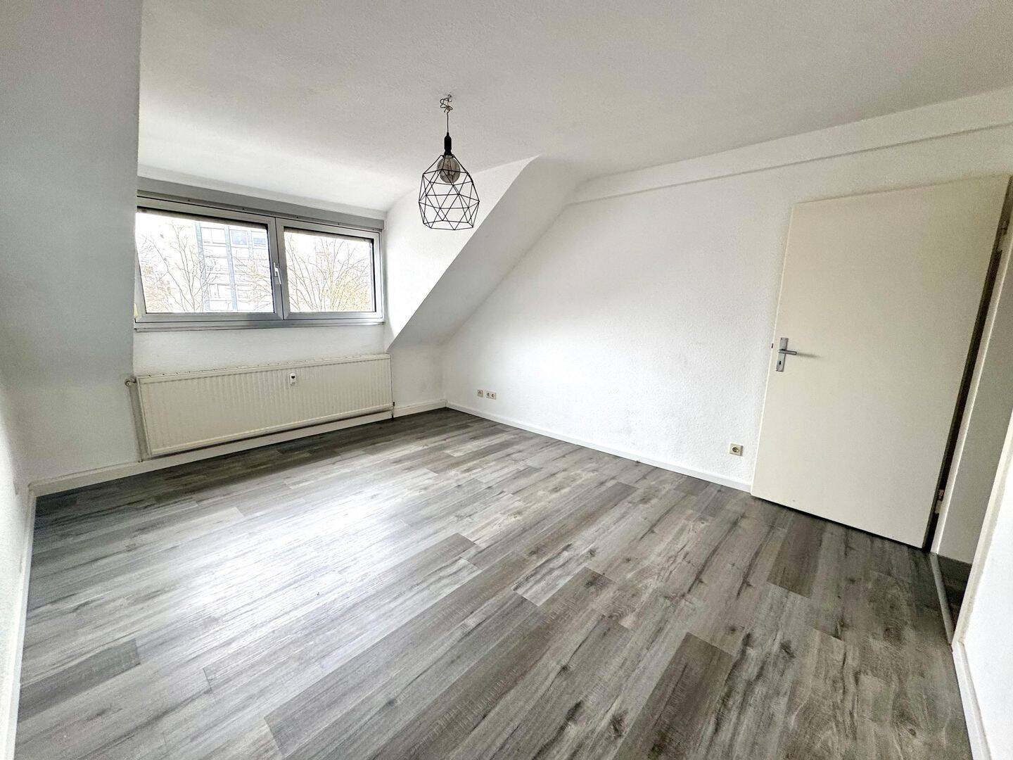 KL-City- Dachgeschosswohnung mit 2 Zimmern, Miniküche, DU/WC in zentraler Lage, 67655 Kaiserslautern (Innenstadt)