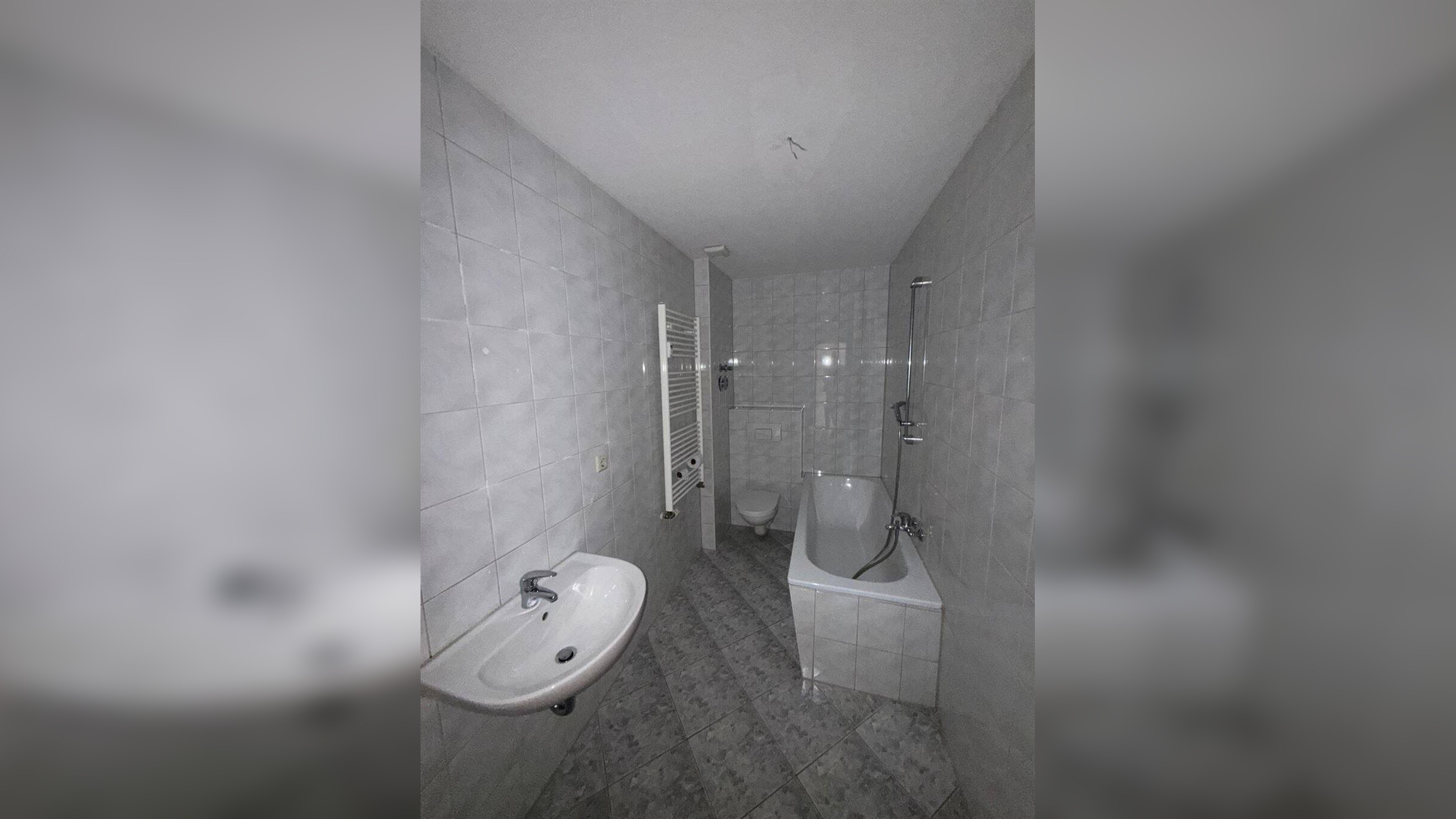 Günstige DG 2-Zimmer mit Wanne und Laminat in guter Lage!