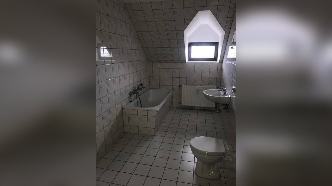 Einbauküche! Günstige DG 3-Zimmer mit Laminat und Wanne in guter Lage!