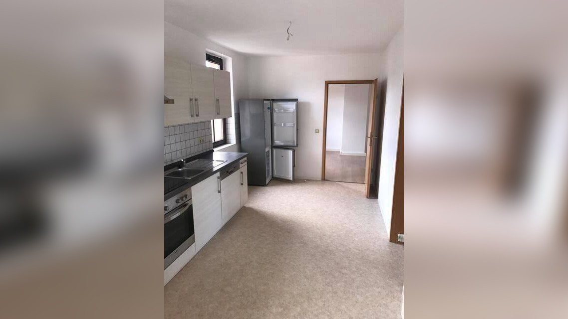 Einbauküche! Günstige DG 3-Zimmer mit Laminat und Wanne in guter Lage! – Chemnitz – Vorschaubild 3