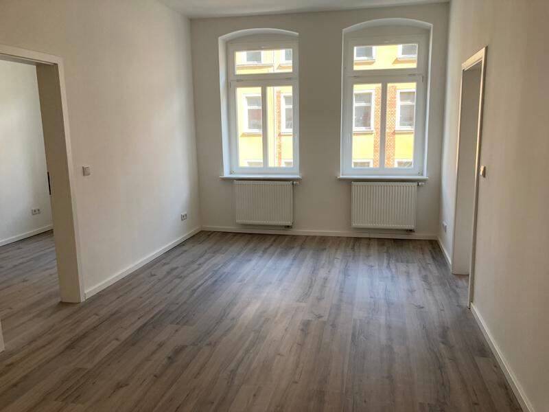 Zweitbezug nach Sanierung! Großzügige 3-Zimmerwohnung mit Laminat, Balkon, Wanne und Einbauküche!