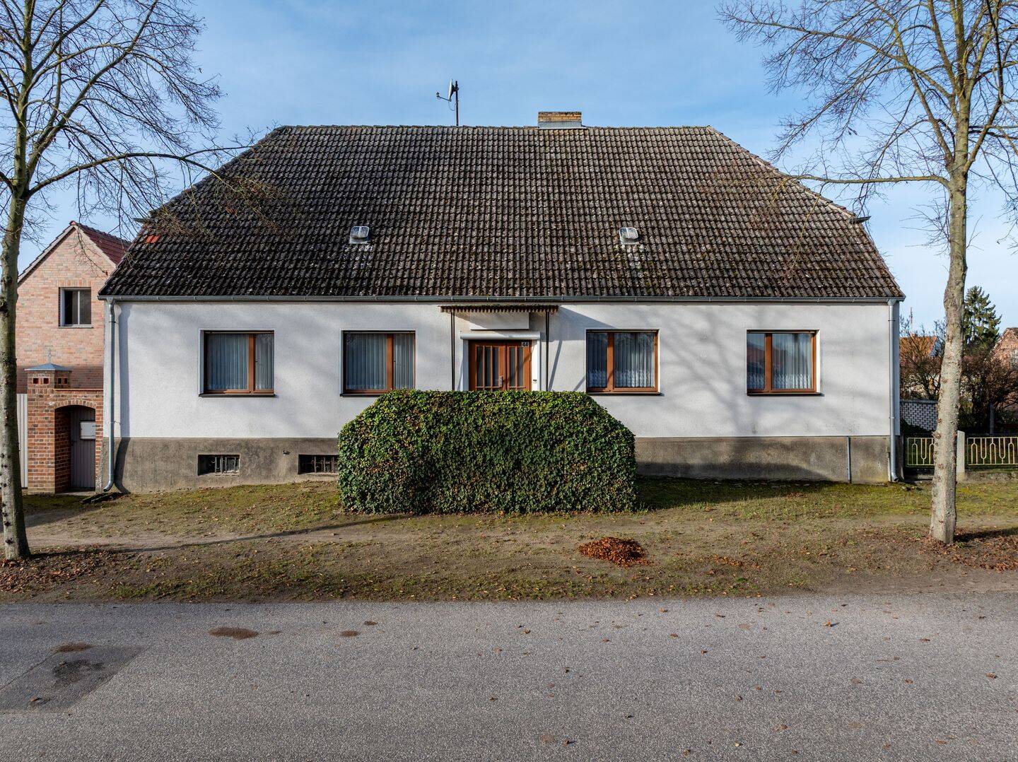Geräumiges Einfamilienhaus & 2 Garagen auf großem Grundstück vis a vie zum Schlosspark Neuhardenberg, 15320 Neuhardenberg