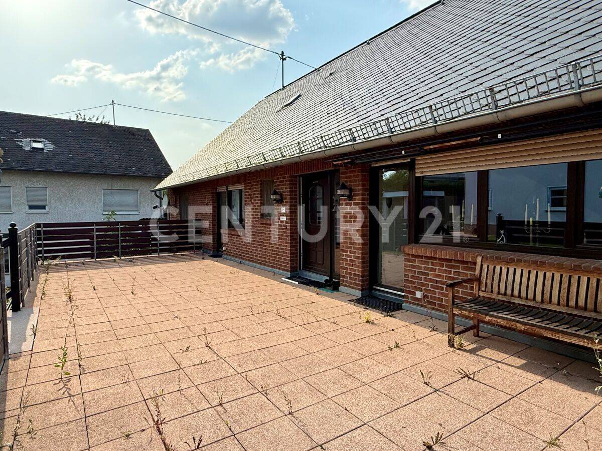 Wohnen auf einer Ebene: Gepflegtes Einfamilienhaus mit Vollkeller und großer Terrasse, 56753 Naunheim