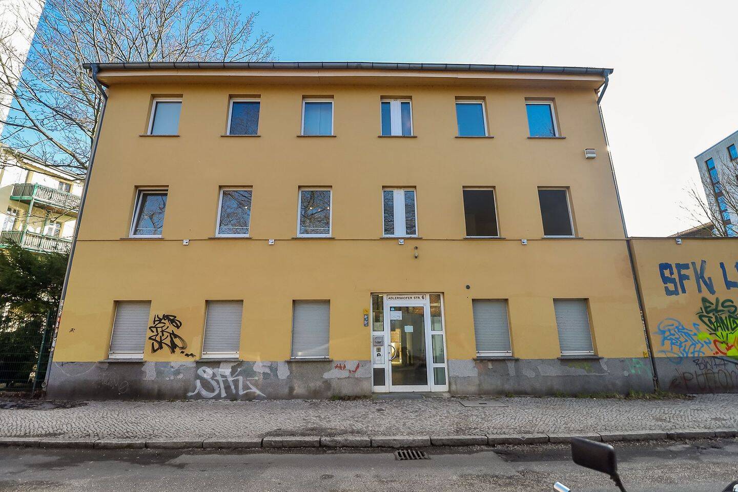 Aufgeteiltes Apartmenthaus mit Remise und Lager mit Entwicklungspotenzial in Köpenick, 12557 Berlin (Treptow-Köpenick)