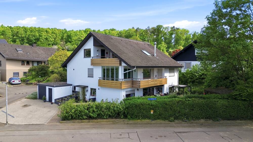 Lichtdurchflutete Erdgeschosswohnung mit Kamin, Balkon & Wintergarten in ruhiger Lage, 79595 Rümmingen