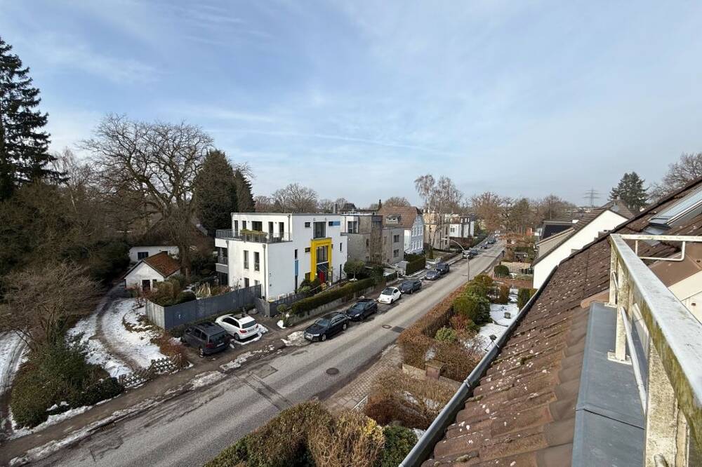 gemütliche 3 Zi. DG-Wohnung in Hamburg Rissen: 74 m² mit Südwest-Loggia & Garage in familiärer Lage – 22559 Hamburg – Vorschaubild 3