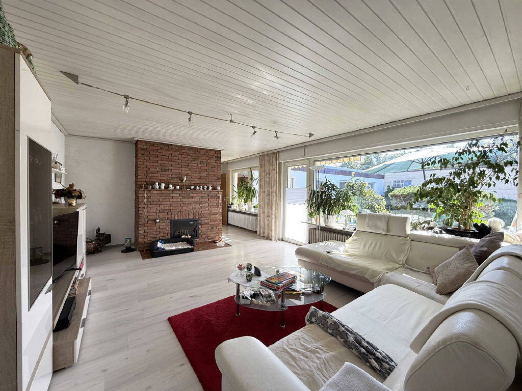 Großer massiv gebauter Flachdach-Bungalow mit Terrasse und schönem Garten, 55218 Ingelheim am Rhein