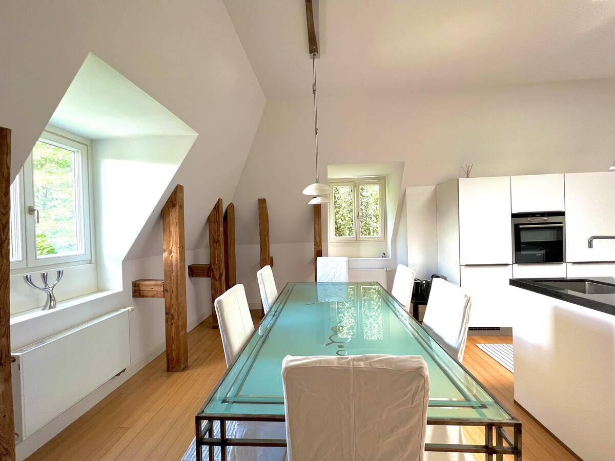 Stilvolle modern ausgestattete Dachgeschosswohnung in Altbauvilla nahe der Alster – Uhlenhorst