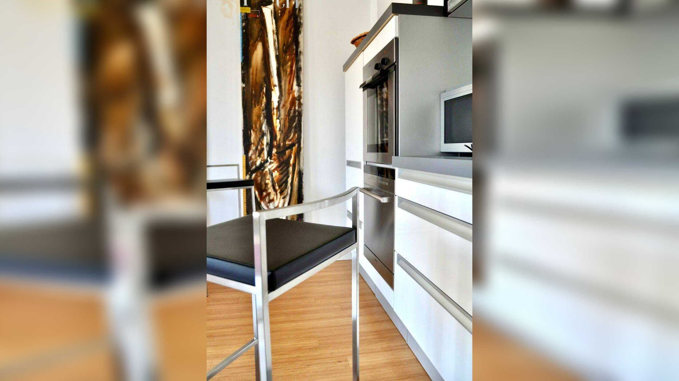 Stilvolle 2-Zi-Wohnung mit Balkon in denkmalgeschützter Villa nahe der Alster – modern und möbliert
