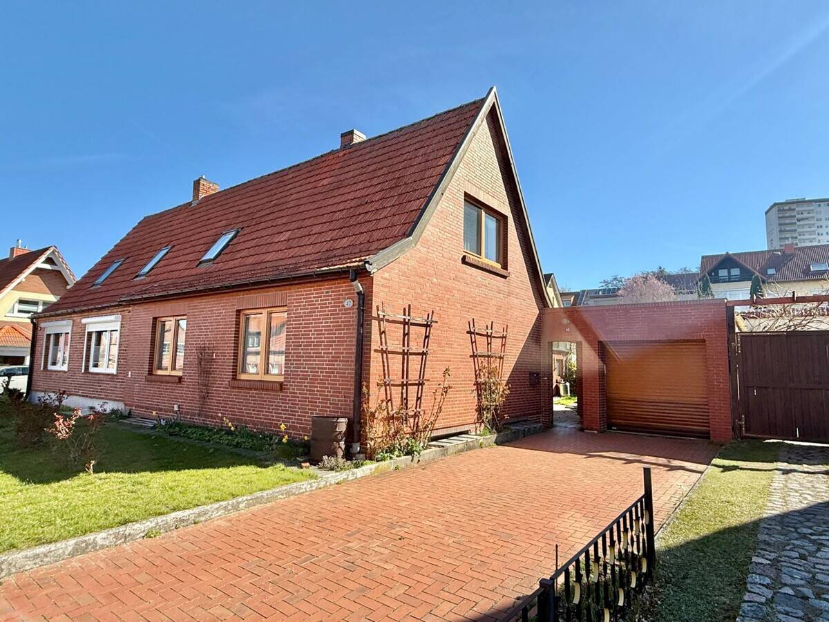 HORN IMMOBILIEN++ Neubrandenburg, Doppelhaushälfte mit Keller, Garage und Nebengelass, 17034 Neubrandenburg