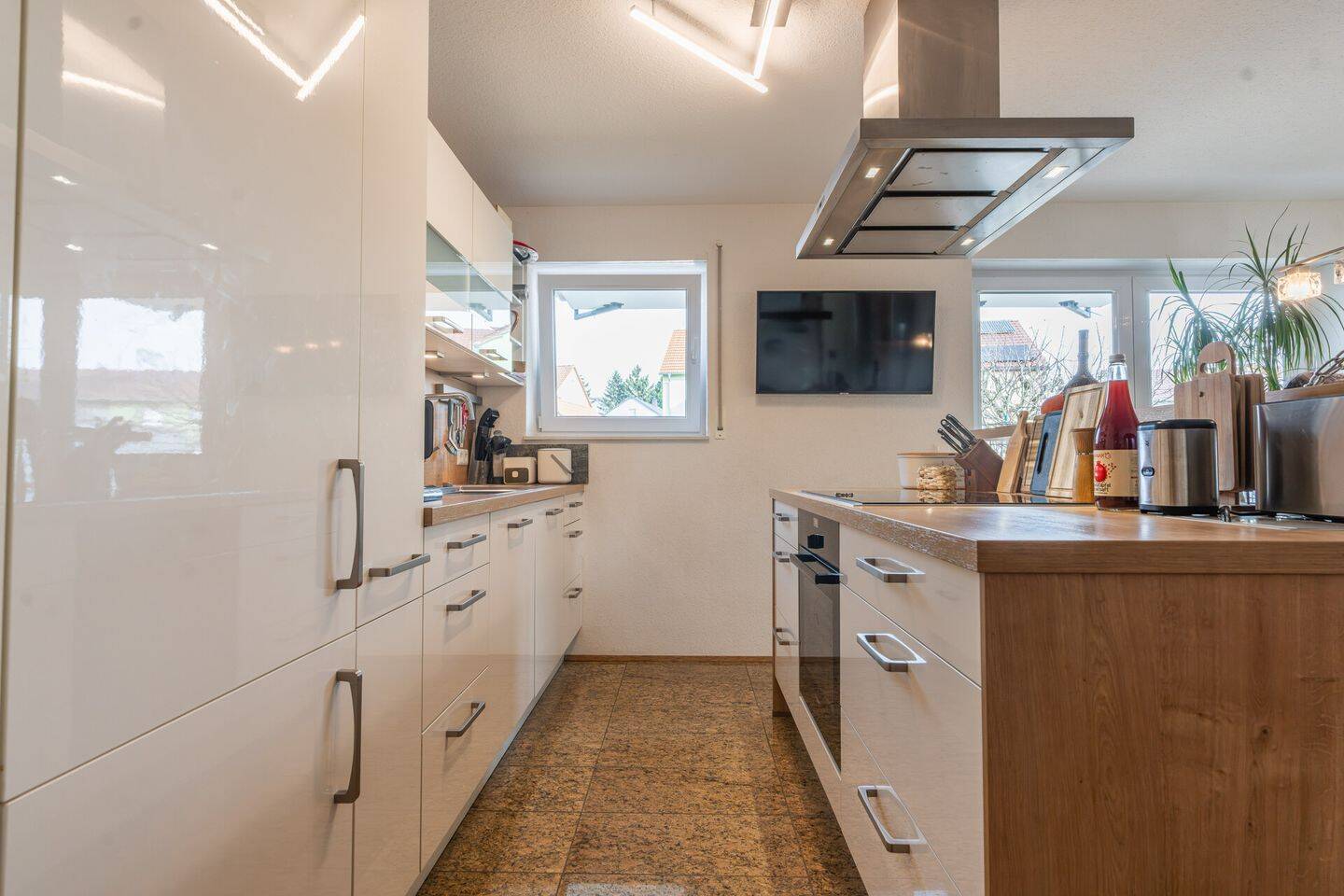 Modernes Wohnen mit privatem Gartenparadies in ruhiger Lage – 4-Zimmer Wohnung mit TG-Stellplatz