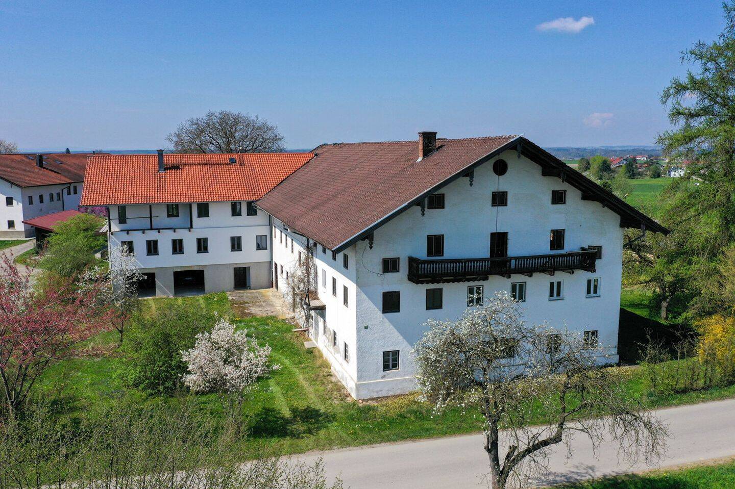 Ehemalige Hofstelle mit Nebengebäuden, Stallungen und Wohnhausanbau in ruhiger Weilerlage, 83556 Griesstätt