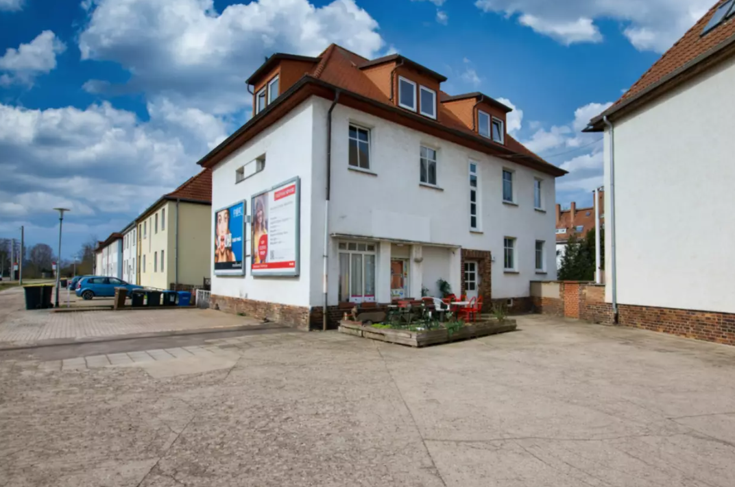 Mehrfamilienhaus mit Gewerbeeinheit und Entwicklungspotenzial, 6217 Merseburg