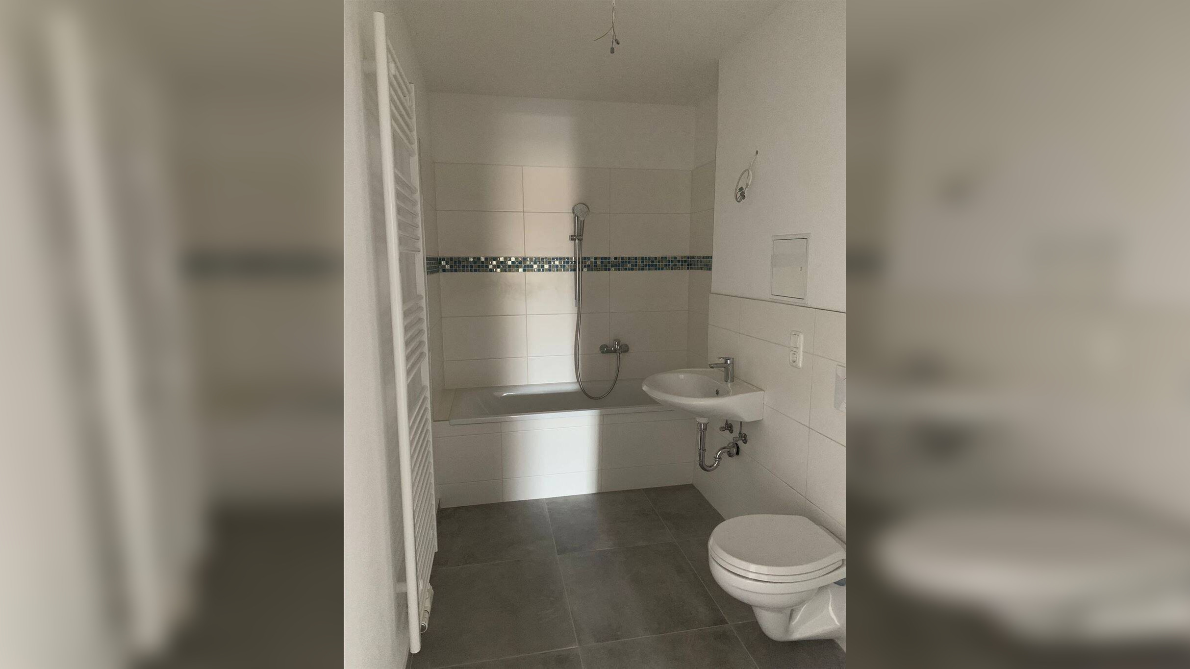 Zweitbezug nach San.! Große3-Zi. mit Einbauküche, Laminat, Lift, Balkon und Wanne!