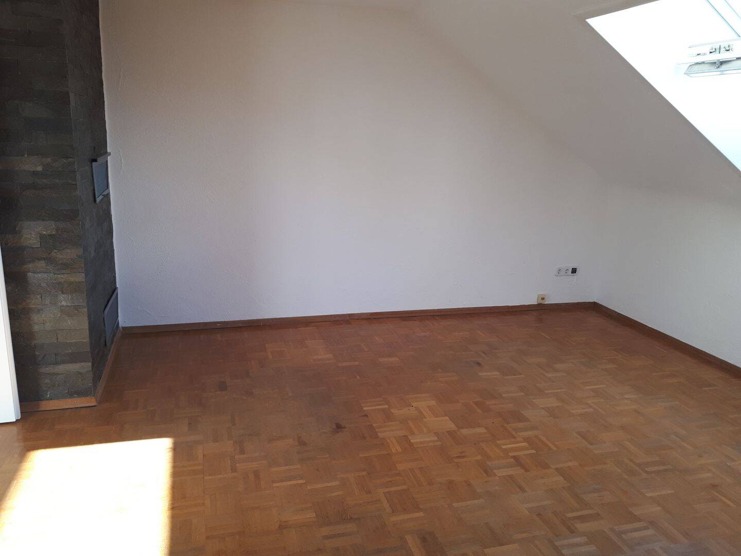 Helle 2 Zimmer DG Wohnung Aalen Grauleshof mit **Einbauküche**, 73431 Aalen