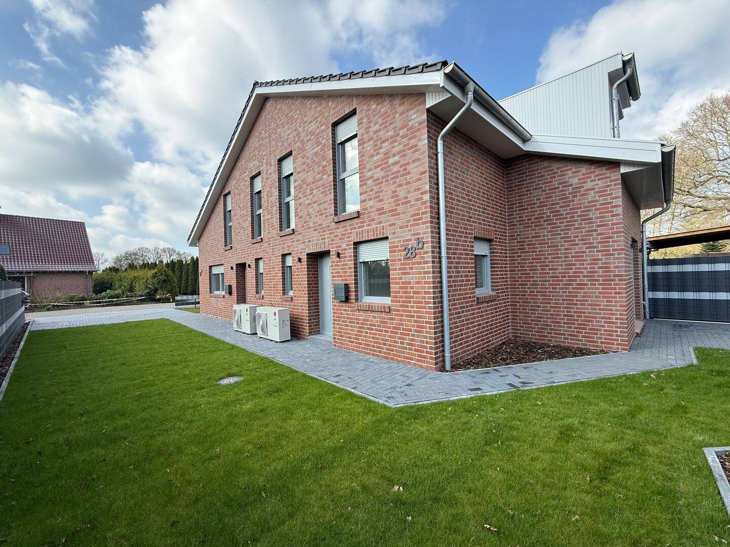 Moderne Neubau-Haushälfte auf 2 Ebenen mit Terrasse – Energieeffiziente Bauweise (KfW 55 Standard), 26607 Aurich