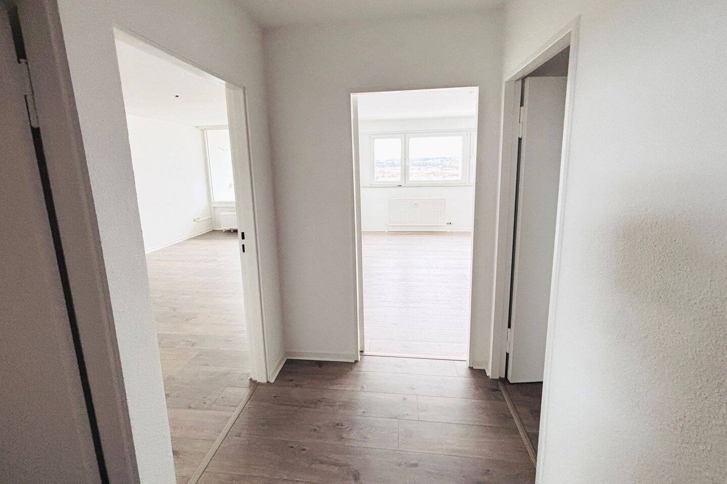 Traumhafter Ausblick! Sofort freie 2-Zimmer-ETW im 15. OG mit verglastem Balkon und Außenstellplatz – 70565 Stuttgart – Vorschaubild 3