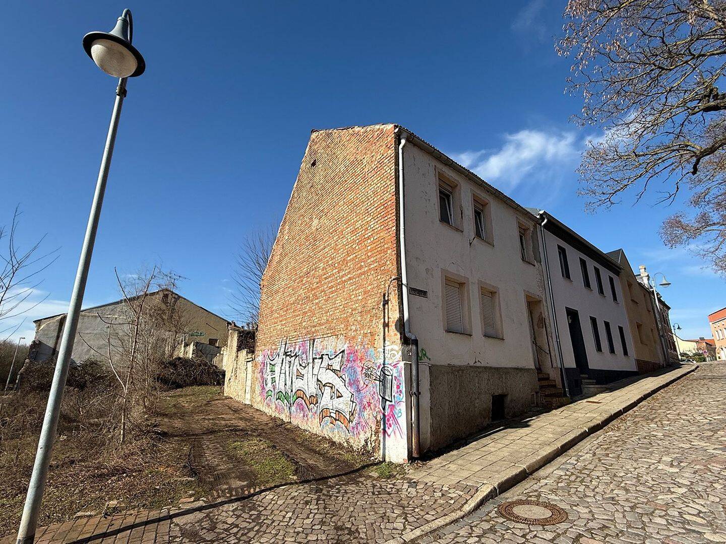 Kleines sanierungsbedürftiges Reihenendhaus in Staßfurt – zum Schnäppchenpreis, 39418 Staßfurt