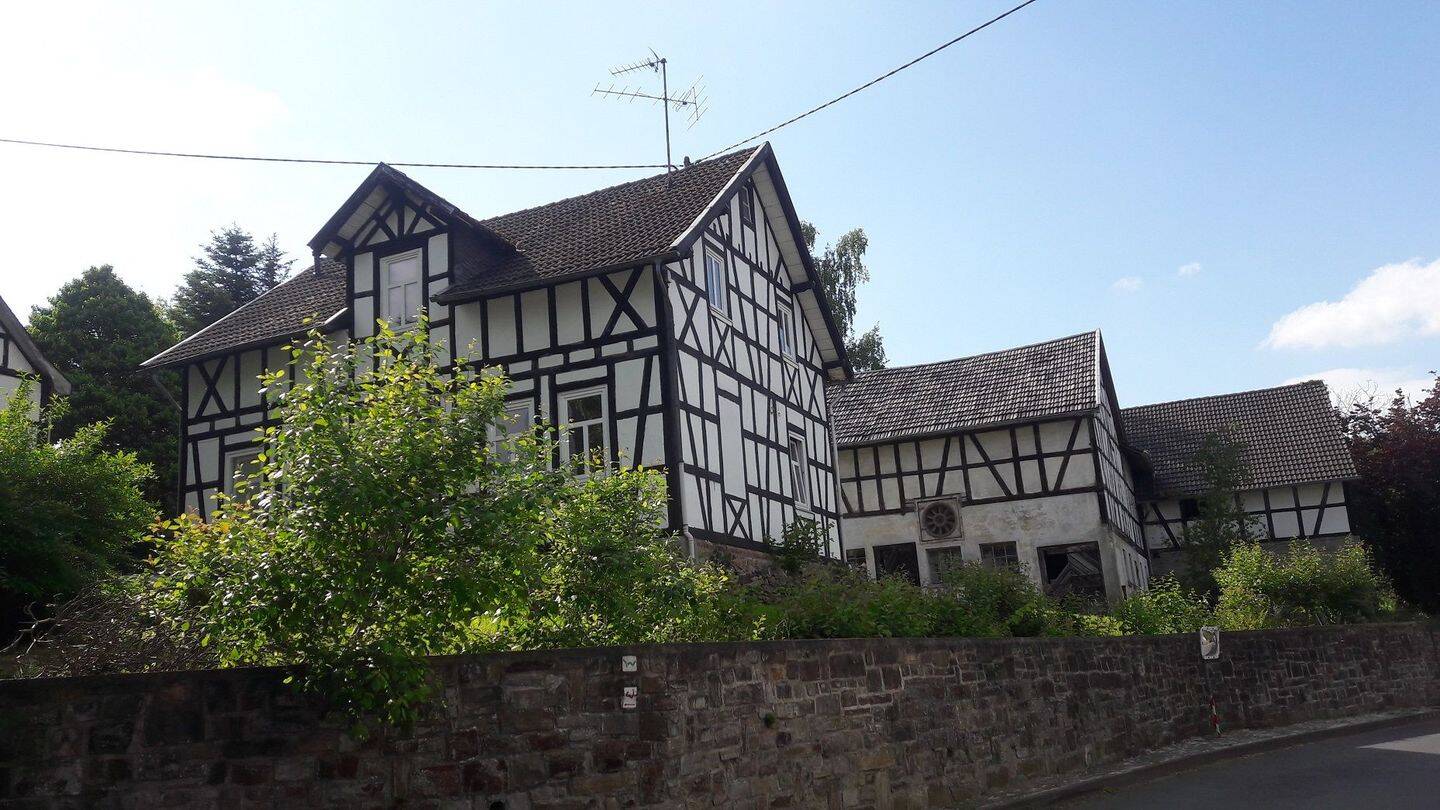 Westerwald: Charmanter Fachwerk-Hof mit freistehendem Haus, Scheune, Stall, Eckhaus und Weidefläche, 57635 Mehren