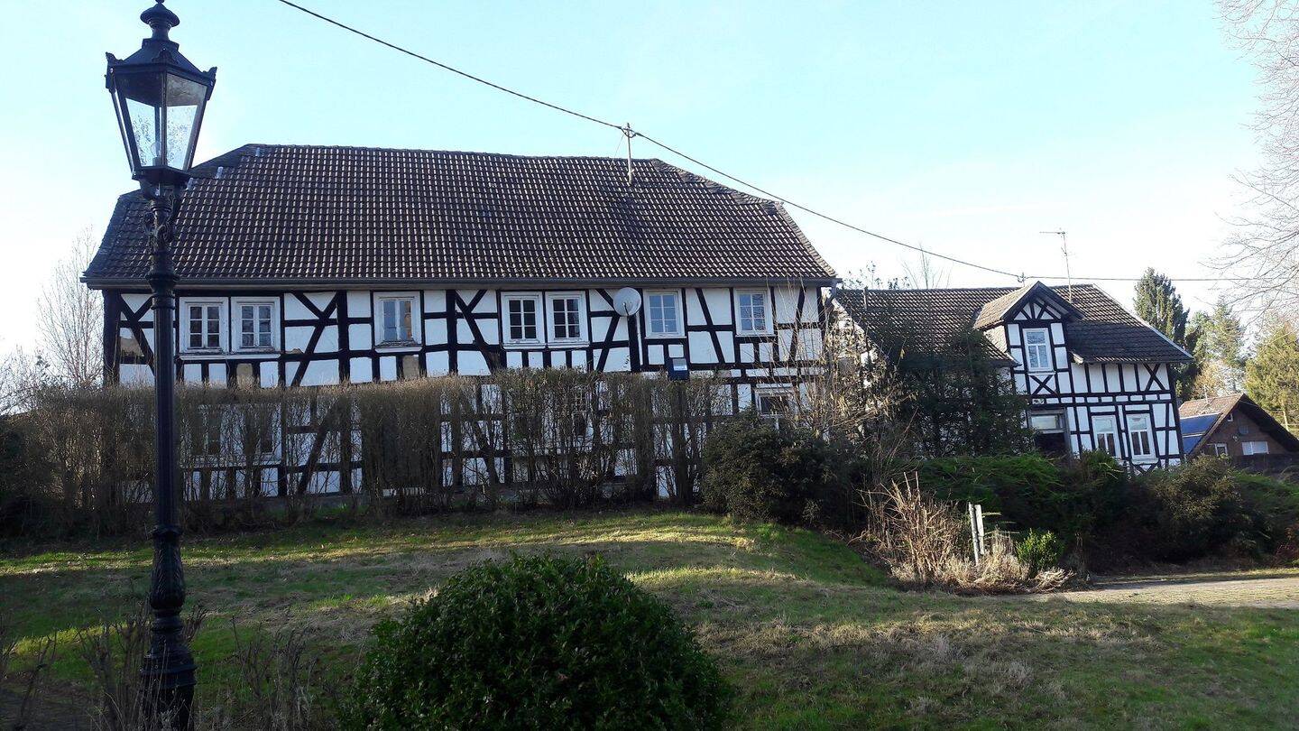 Westerwald: Charaktervolles, großes Fachwerk-Gebäude mit tollem Gartengrundstück und 3er-Garage, 57635 Mehren