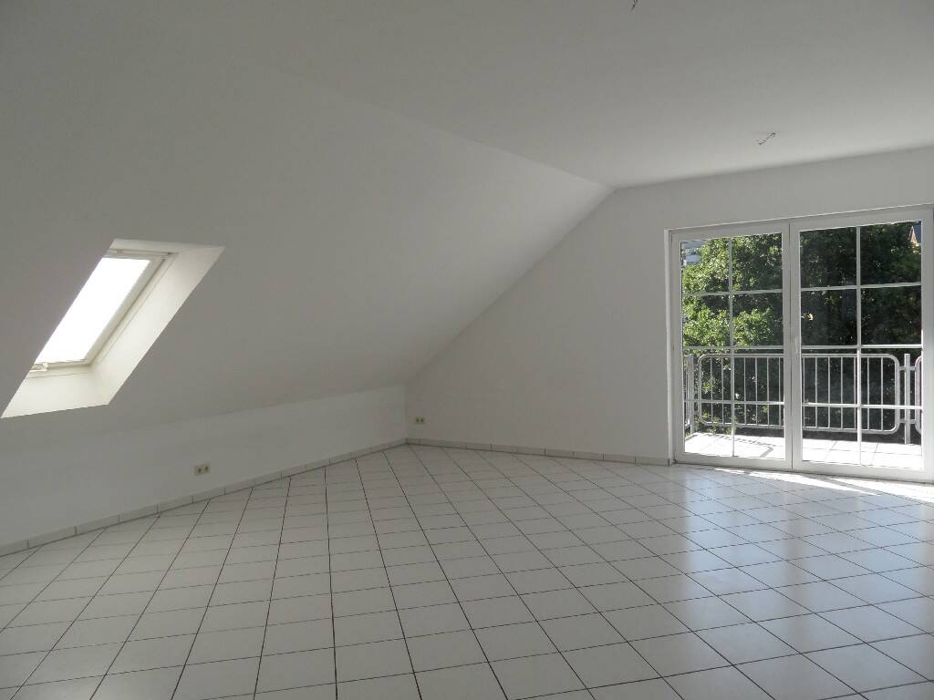 PUDERBACH: Groß-Hell-Geräumig, Dachgeschosswohnung mit Balkon in ruhiger Lage, 56305 Puderbach