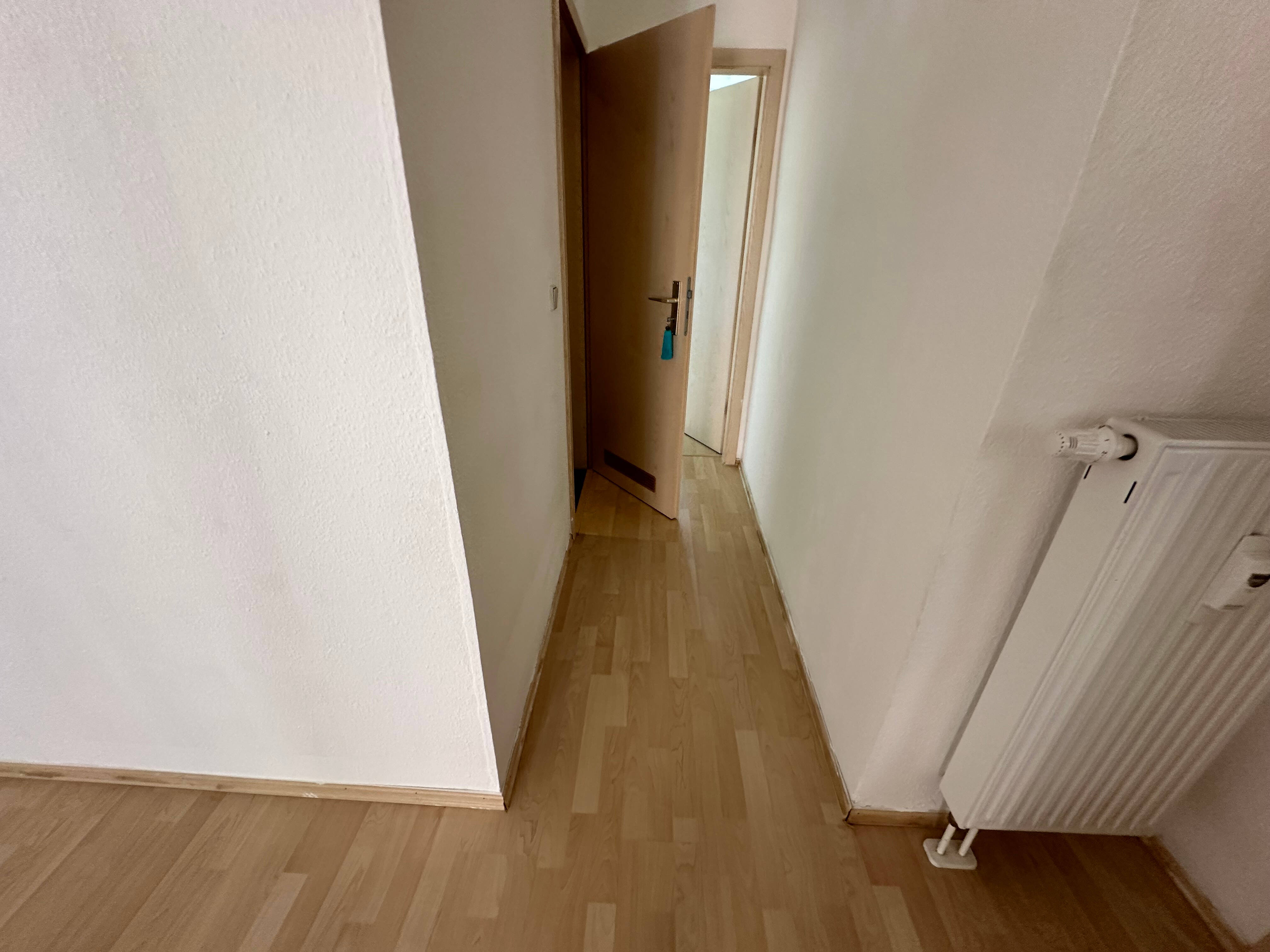 Frei ab 1.8.26 + offene Küche + Bad mit Wanne ! – Chemnitz – Vorschaubild 3