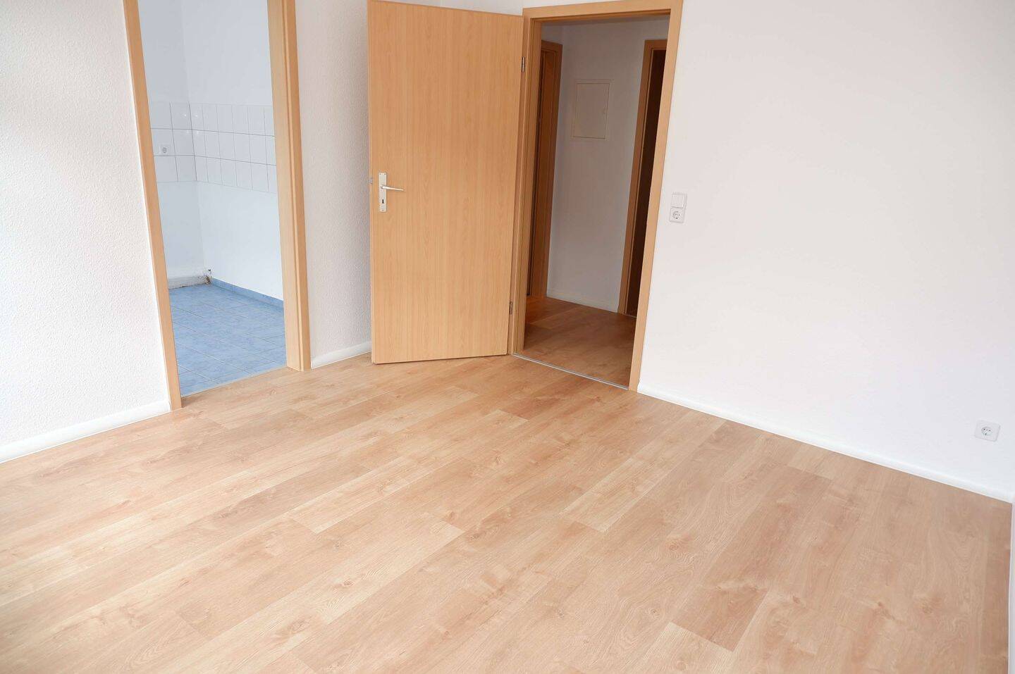 SEHEN STAUNEN WOHNEN ! im 2. OG -frei ab dem 1.8.26