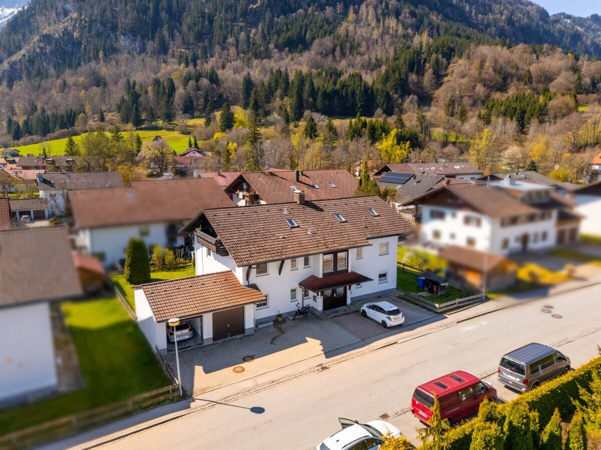 Dachgeschoss mit Weitblick: 3 Zimmer, zwei Balkone und Garage in Pfronten-Ried – bezugsfrei, 87459 Pfronten