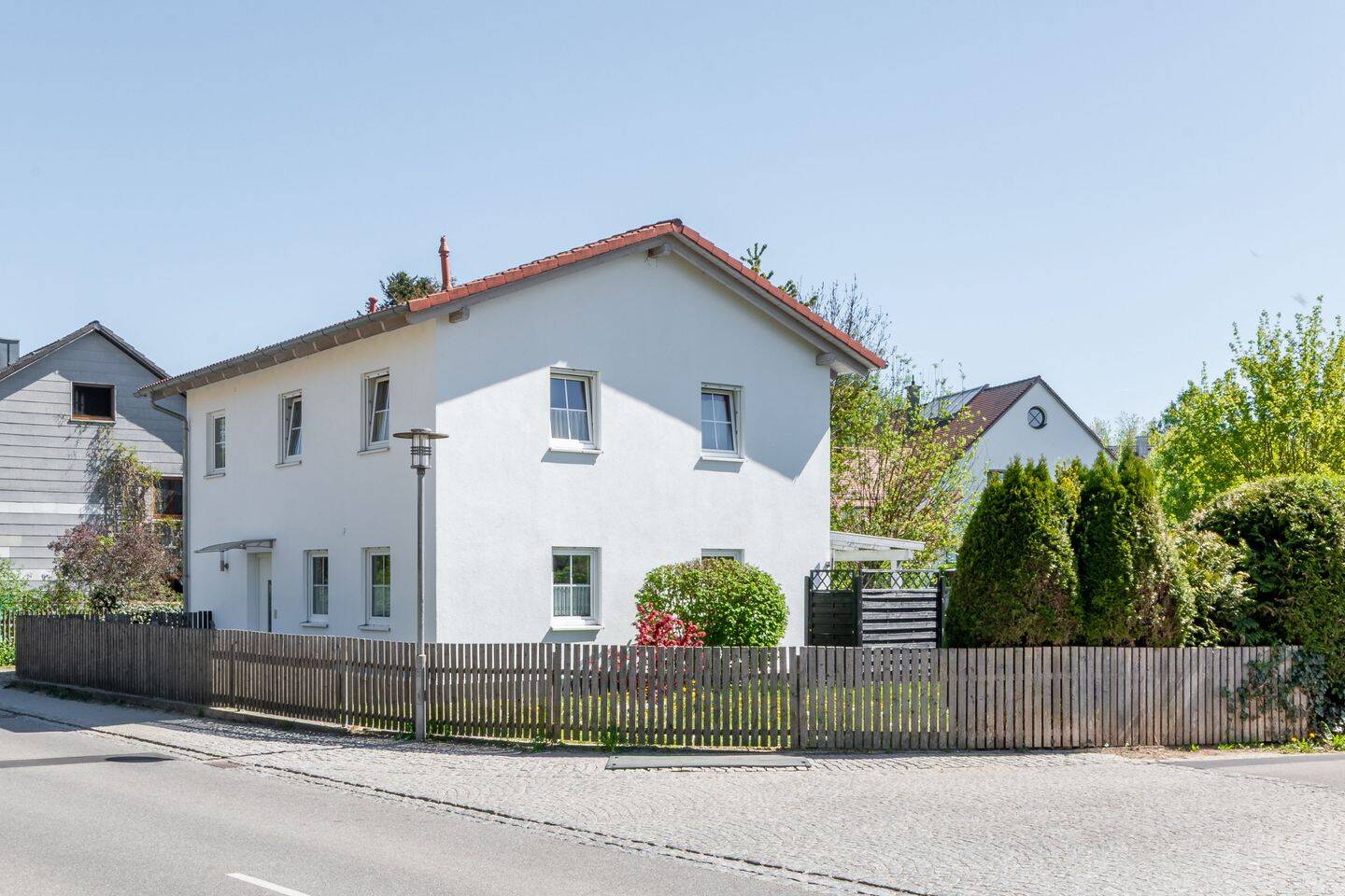 Alles was man braucht: Junges Einfamilienhaus mit klarem Konzept und mit sonnigem Südwestgarten, 84144 Geisenhausen