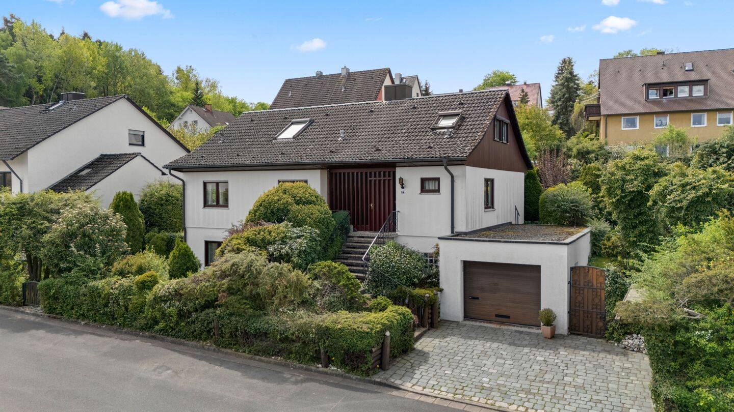 Zentrale Lage! Einfamilienhaus mit traumhaftem Grundstück und ELW in Aichig, 95448 Bayreuth