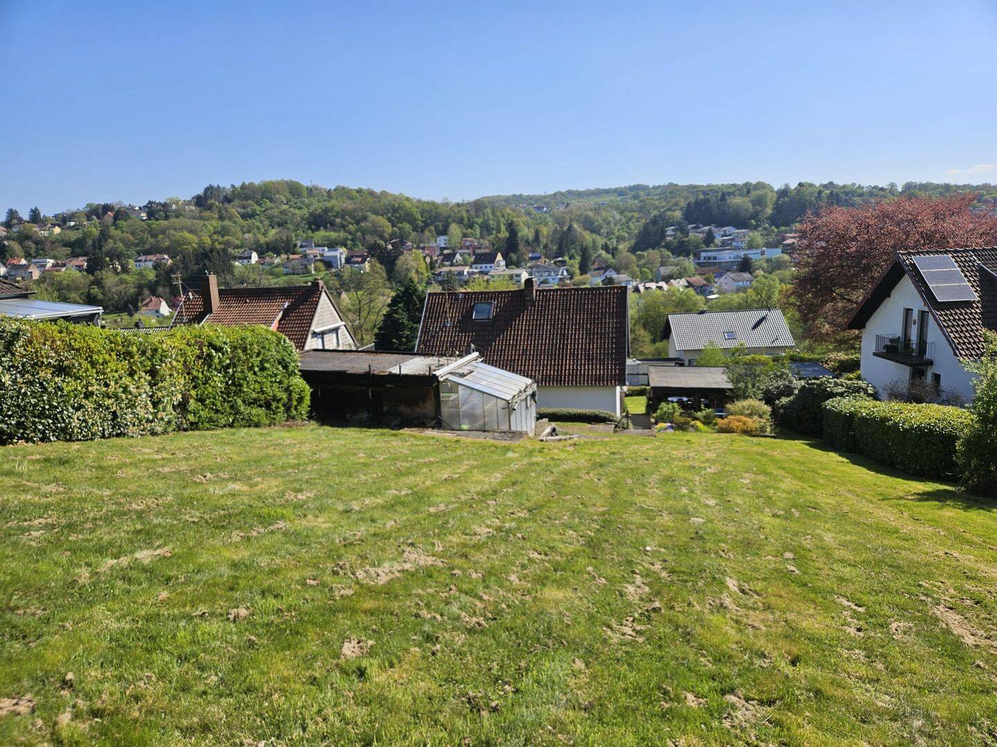 Separates Baugrundstück und freistehendes Einfamilienhaus mit Balkon, Garten, 2 Garagen, Keller in Ottweiler, 66564 Ottweiler