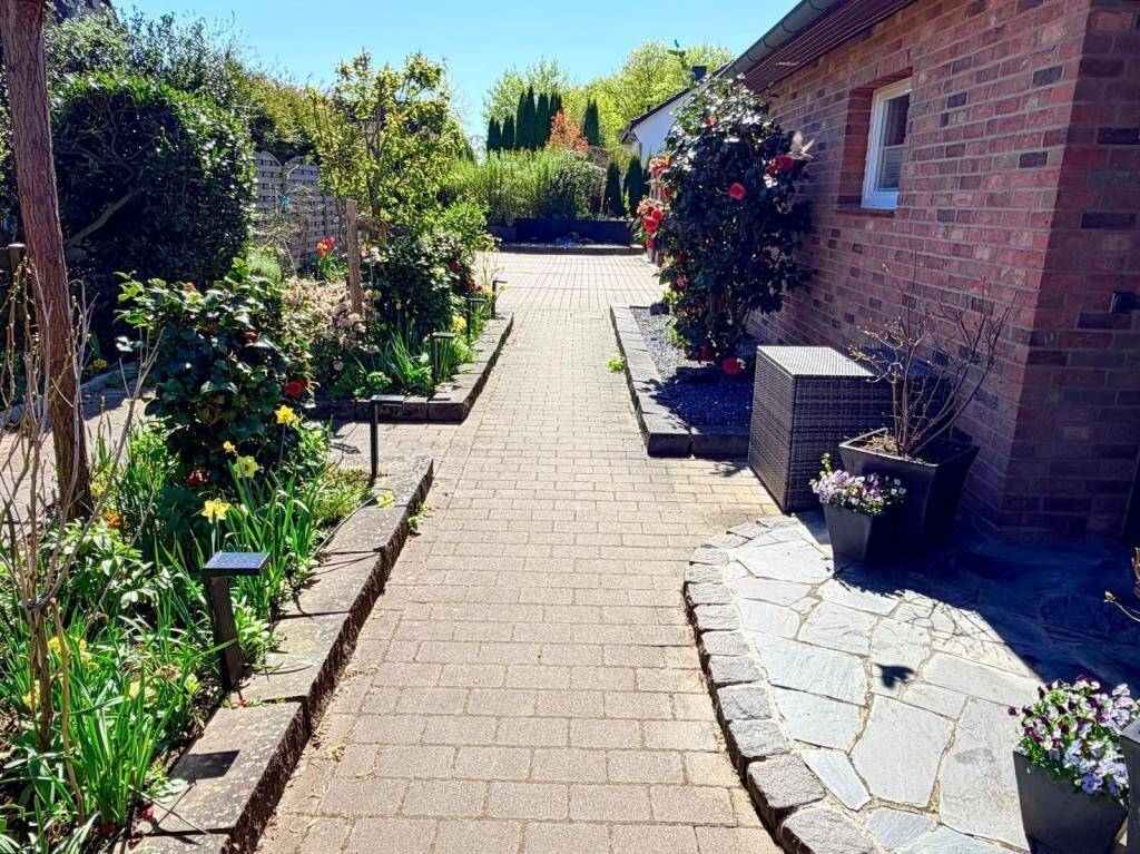 FAMILIENFREUNDLICHES UND GEPFLEGTES EINFAMILIENHAUS MIT WUNDERSCHÖNEM GARTEN, 22926 Ahrensburg