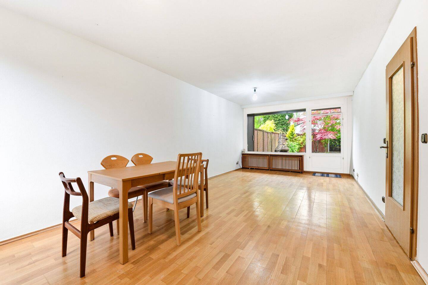Renovierungsbedürftiges Reihenhaus mit schönem Garten, Vollkeller und zwei Einzelgaragen, 22885 Barsbüttel