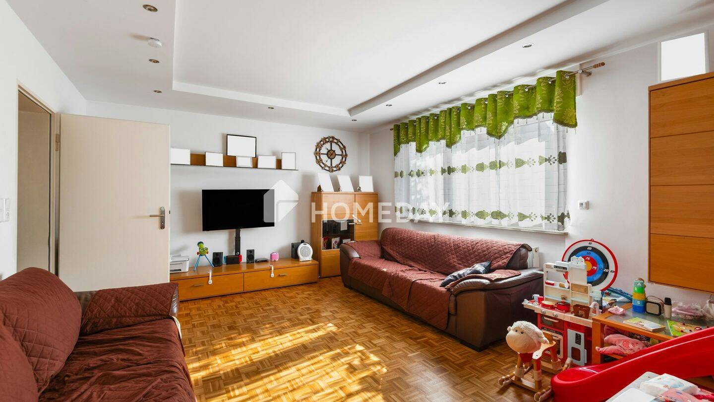 Gepflegtes Mehrfamilienhaus mit 3 Wohneinheiten, Terrasse, Balkon, Garage und modernisierter Technik, 60437 Frankfurt am Main