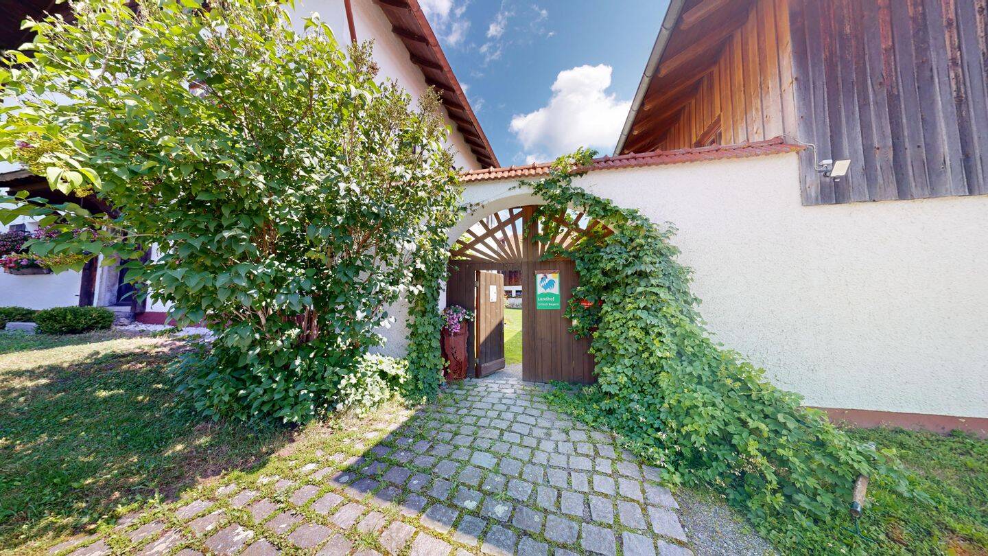 Bilderbuch-Vierseithof mit 7 Ferienwohnungen, Pferdestallung und großen Nebengebäuden im Bayer. Wald, 94536 Eppenschlag