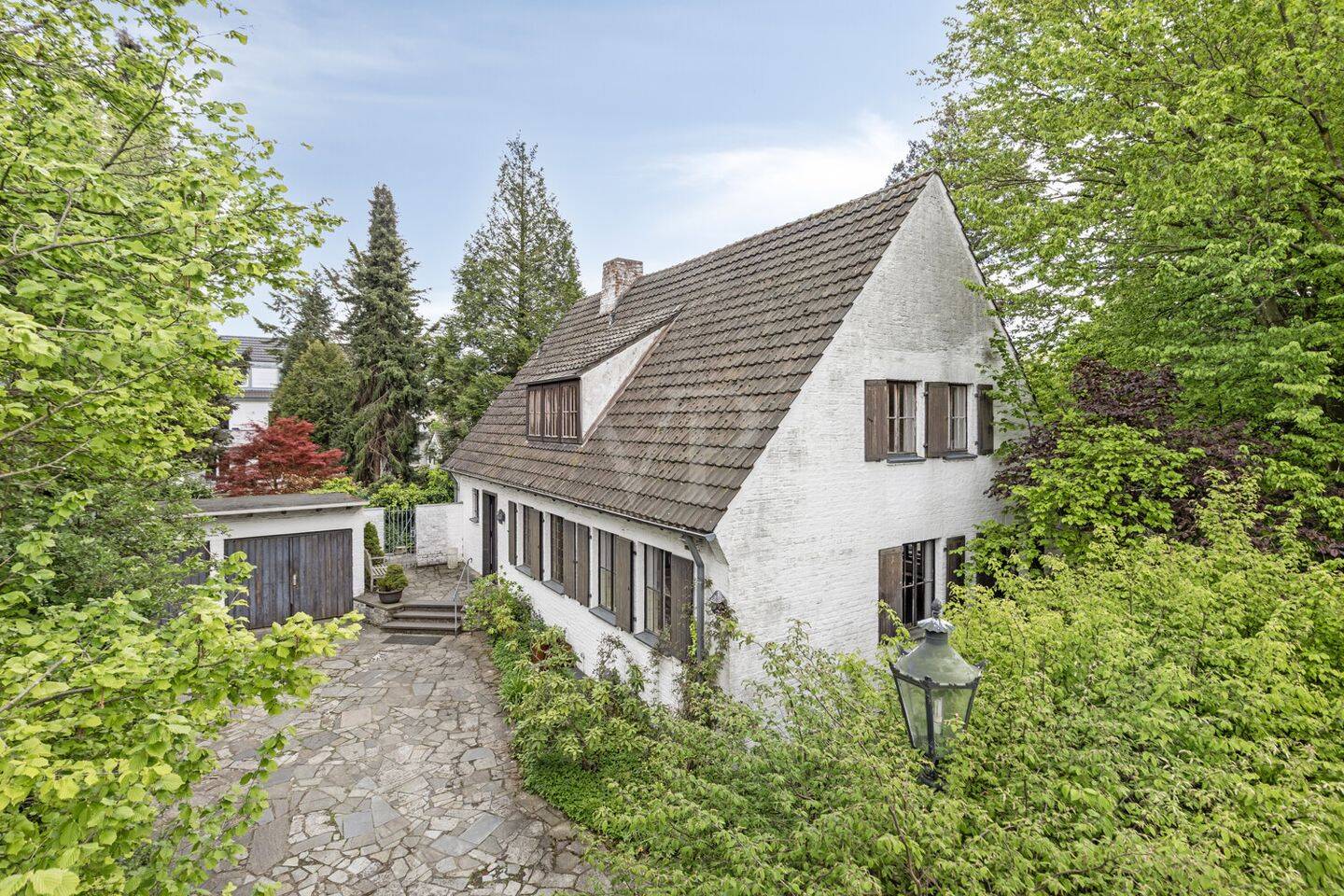 Traditionelle Villa auf herrlichem Grundstück mit viel Potential