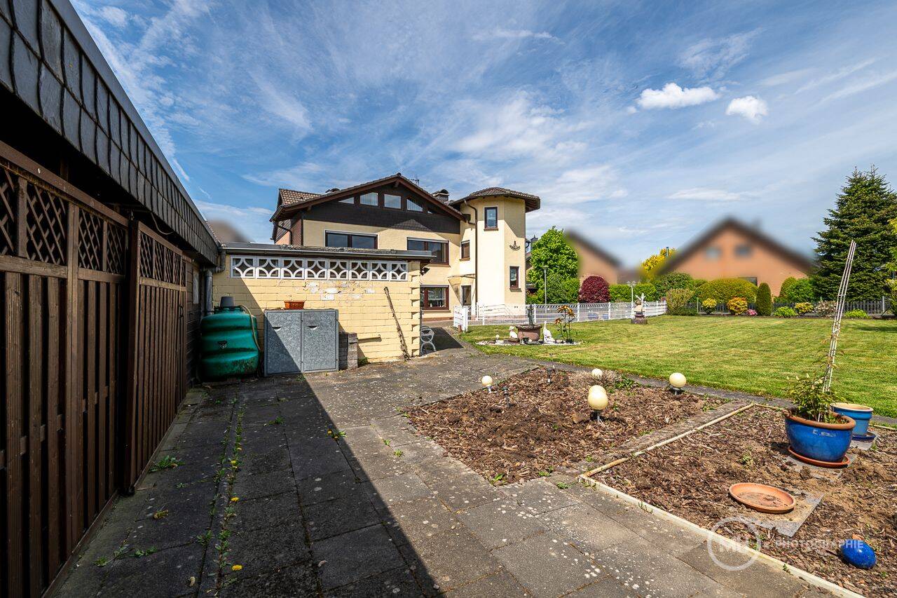 MANNELLA *Wohnen mit Freiraum* Zweifamilienhaus mit Baugrundstück für mehrere Generationen., 53773 Hennef (Sieg)