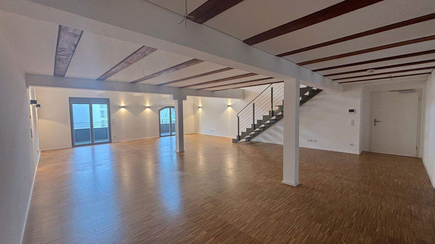 Individuelle 5-Zimmer Maisonettewohnung mit offener Galerie, Ankleide und großem Balkon, 97082 Würzburg (Altstadt Heidingsfeld Steinbachtal Zellerau)