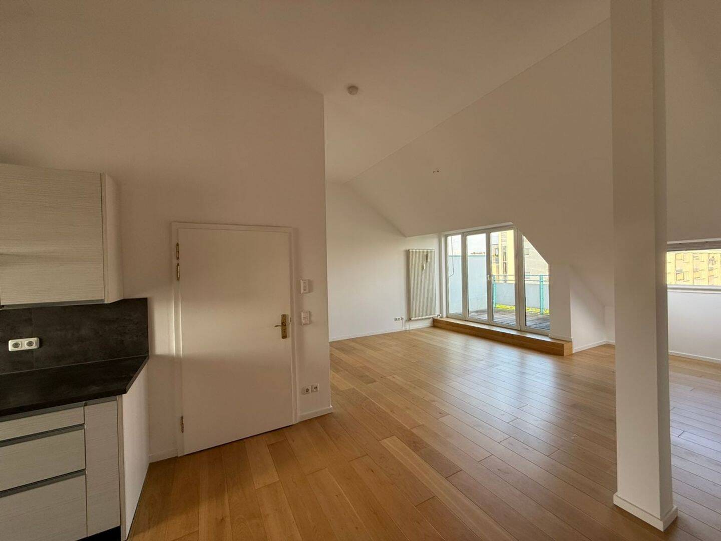 Über den Dächern von Neuhausen: 3 Zimmer, Traumblick & unschlagbar niedriges Wohngeld – 80634 München – Bild 1 von 2