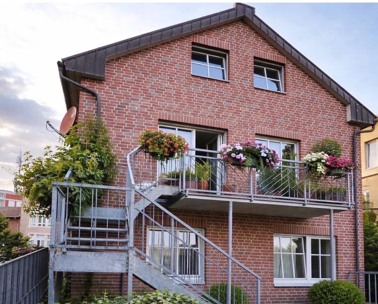 Großzügiges Wohnhaus in Emsdetten
3 Etagen in der Nähe der Innenstadt, Wohnen und Arbeiten unter einem Dach, Aufteilung in bis zu 3 Wohneinheiten, 48282 Emsdetten