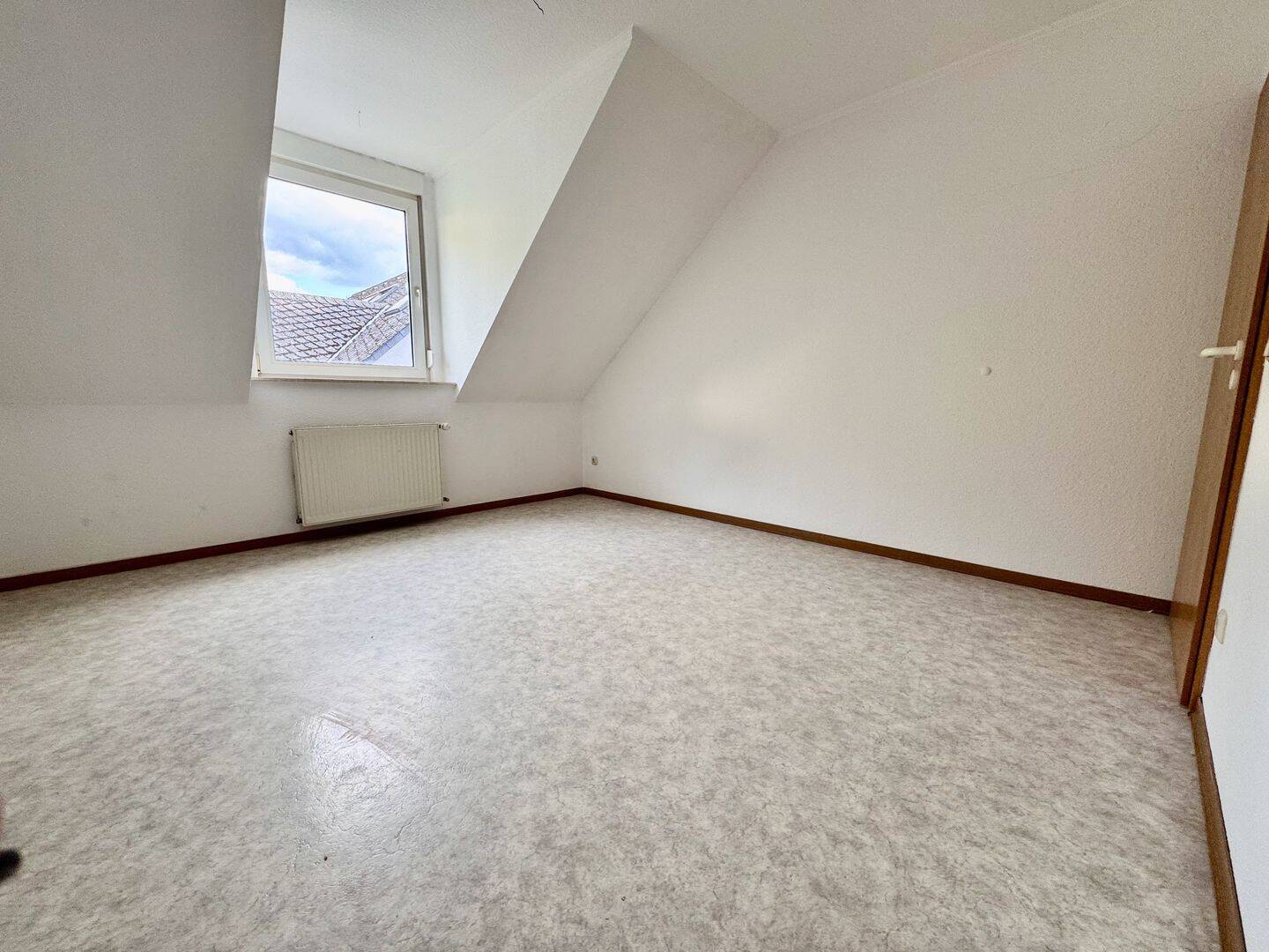 Begehrte Lage in Konz Am Sprung – zentrumsnah, ruhig, traumhafter Weitblick – 3ZKB-Eigentumswohnung mit Balkon und Garage – sofort frei, 54329 Konz