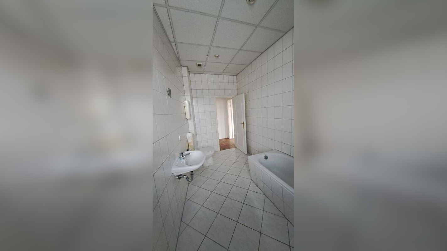 Geräumige und lichtdurchflutete 2-R-Wohnung in Innenstadtlage von Geithain – gepflegte Einbauküche zur Nutzung vorhanden, 4643 Geithain