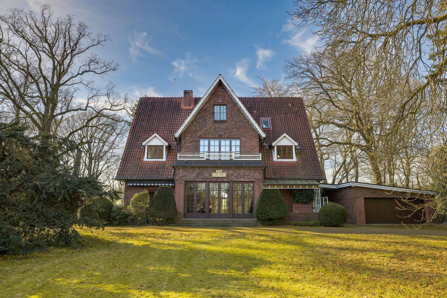 Herrschaftliche Rotklinker-Villa auf einzigartigem Grundstück direkt am Alsterlauf, 22395 Hamburg (Wandsbek Bergstedt Poppenbüttel Sasel Wohldorf-Ohlstedt)
