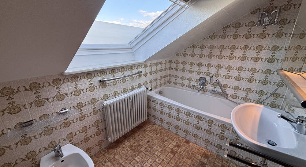Ruhige 3-Zimmer-Wohnung mit Parkett, Einbauküche und französischem Balkon, 72770 Reutlingen