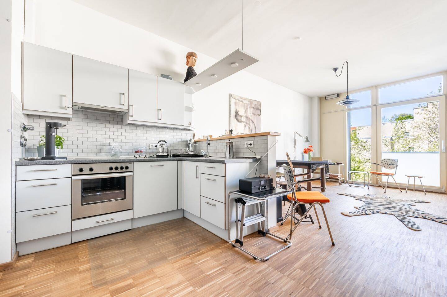 Stilvoll & lichtdurchflutet: 3 Zimmer-ETW mit TG-Stellplatz zwischen Hafenflair & Szeneleben – 22767 Hamburg – Vorschaubild 3