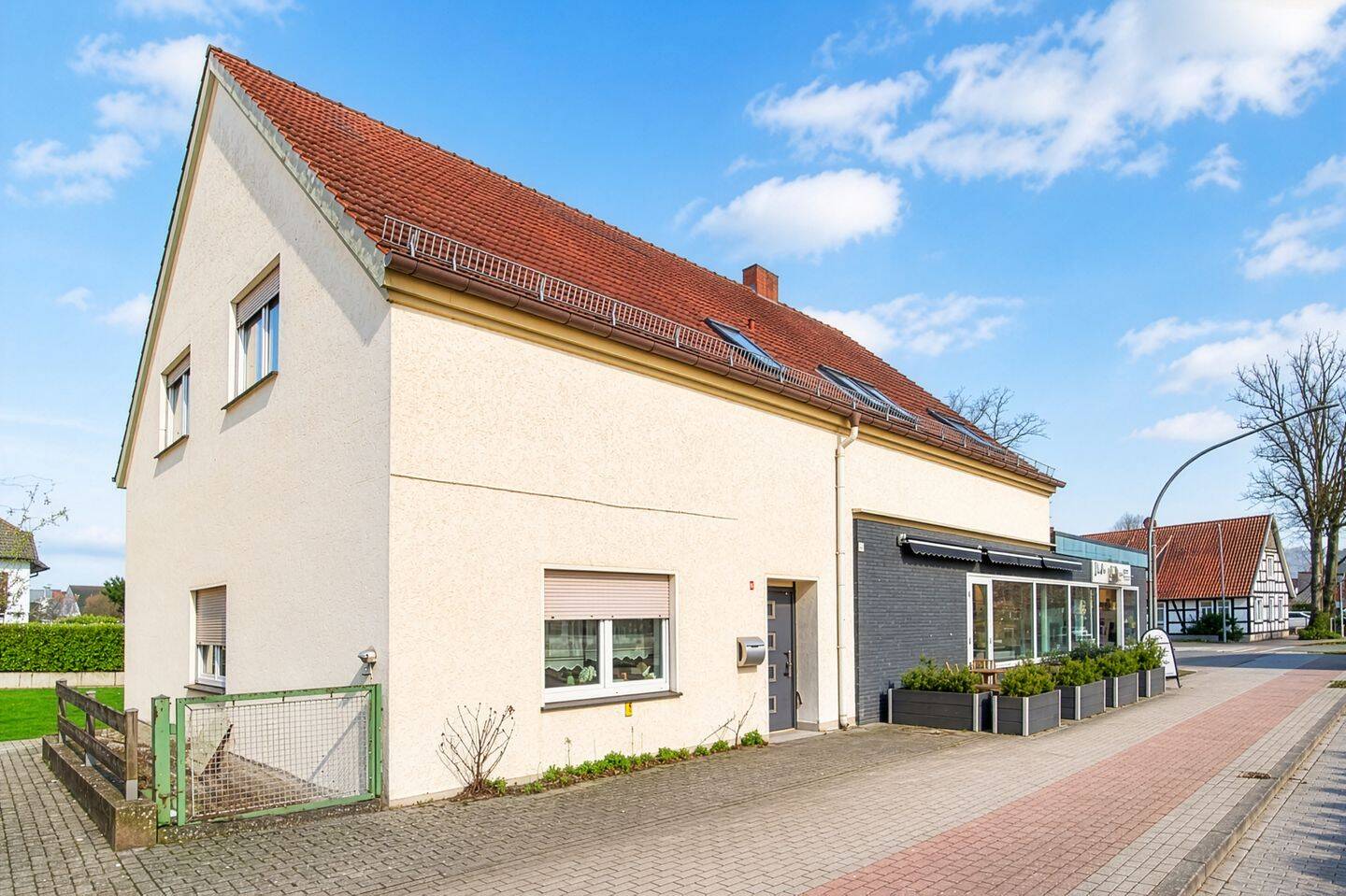 Zweifamilienhaus mit vermietetem Ladenlokal auf ca. 430 m² Gesamtfläche in zentraler Lage, 32609 Hüllhorst