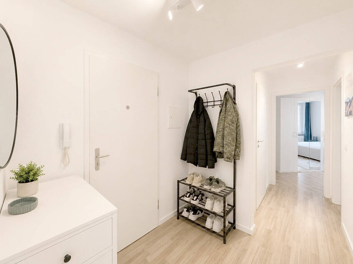 Sehr schöne renovierte WG-geeignete 2 Zi.-Whg. mit Südwest-Balkon und Einbauküche in ruhiger Lage – 81735 München – Vorschaubild 4