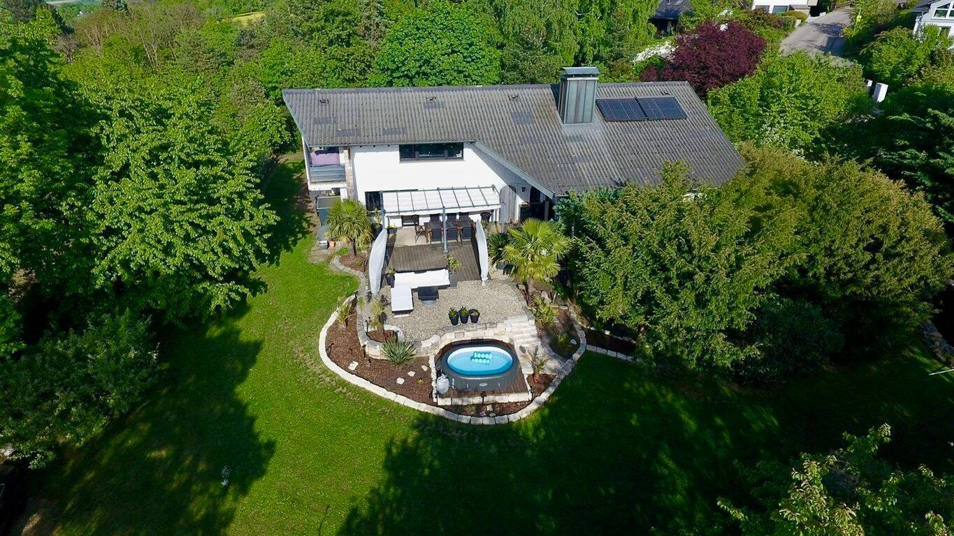Exklusive Villa mit Pool auf außergewöhnlichem ca. 2.200 m² Grundstück in Aichelberg, 73101 Aichelberg