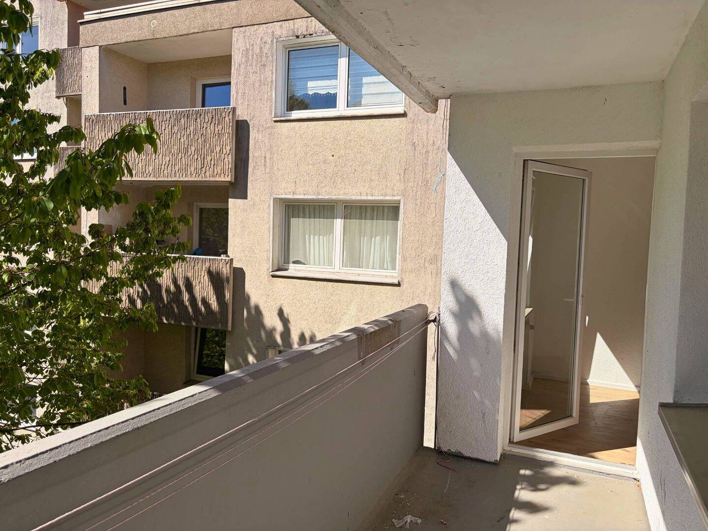 **FRISCH RENOVIERT** Helle 4-Zimmer-Wohnung mit BALKON in Solingen, 42719 Solingen (Gräfrath Merscheid Solingen-Mitte Wald)