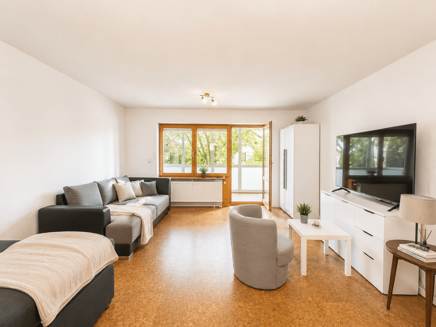Helle 1-Zimmerwohnung mit verglastem Balkon & Tiefgaragenstellplatz in Germering, 82110 Germering